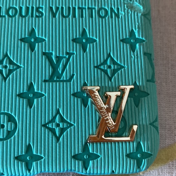 Authentic Louis Vuitton phone cases - Picture 5 of 16